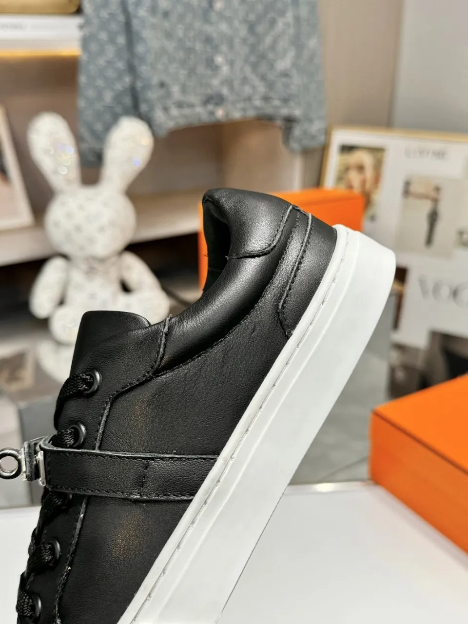 Men's Men's Shoes💰620❤️❤️❤️HERMES 2021 latest Kelly buckle white sneakers are online! The highest version on the market! Purchasing level quality! The H family rarely produces flat casual shoes, and they are styled with classic palladium-plated Kelly shoe buckles! Create a fashionable urban look that perfectly embodies the noble and elegant style of Hermès! Material selection: Fabric imported cowhide, lining + foot pads imported sheepskin, original molded TPU outsole, heavy gold molded kelly buckle full of texture Size: Female: 35-41 (41 is not returnable) Male: 39-45 (45 is not returnable)